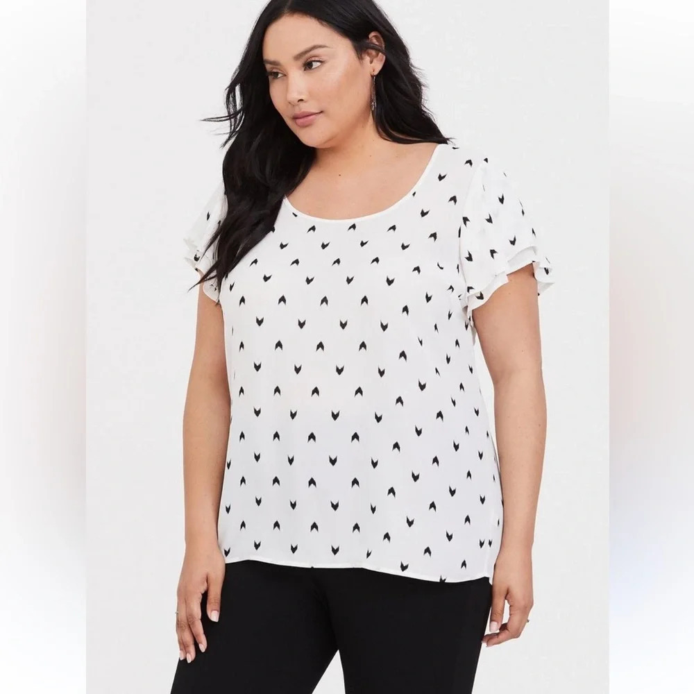 Torrid White Flutter Sleeve Blouse Black Chevron Pattern Flattering Flowy Modern